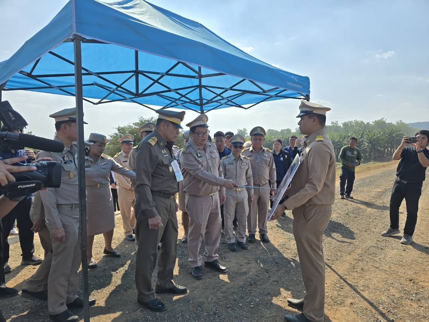 title - ส.ป.ก. เข้าร่วมพิธีเปิดสำนักงานฯ พร้อมมอบเอกสารสิทธิ์ การใช้ประโยชน์ที่ดิน (ส.ป.ก.) และประชุมการติดตามการดำเนินงานตามแผนปฏิบัติการพัฒนาพื้นที่สถานีวิจัยการเกษตรและพัฒนาโครงการหลวงโนนดินแดง ณ จังหวัดบุรีรัมย์